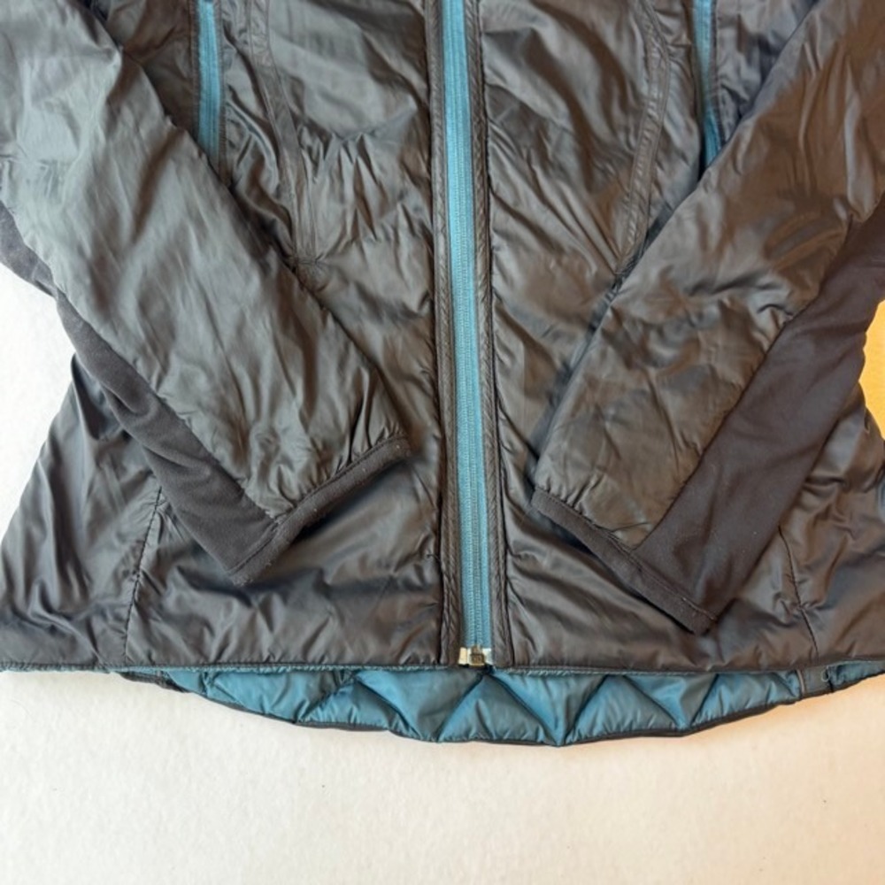 Lululemon Womens Run Turn Around Reversible Down Jacket in black and teal Sz 8 - Picture 3 of 11